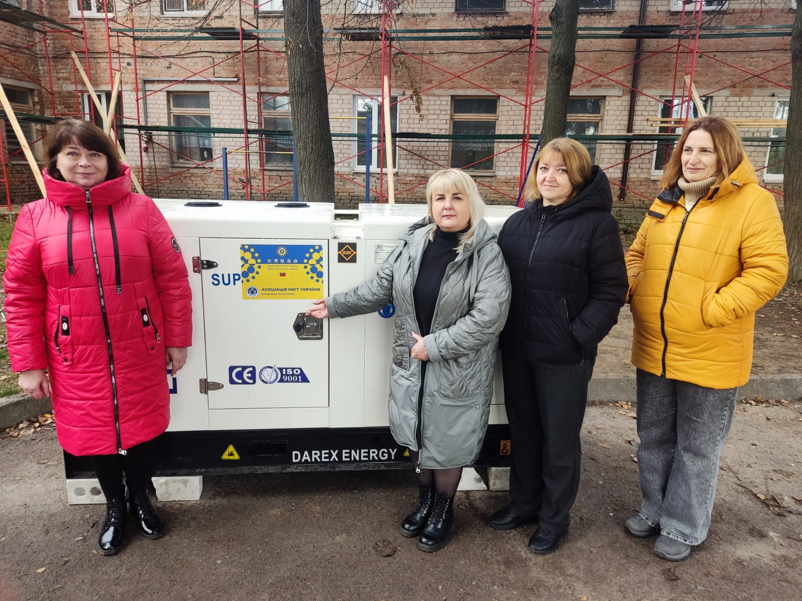 Фотографія працівники освітнього закладу біля генератора